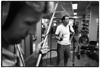 351008 Afbeelding van schrijver Ronald Giphart tijdens de opening van de tentoonstelling over 25 jaar ...